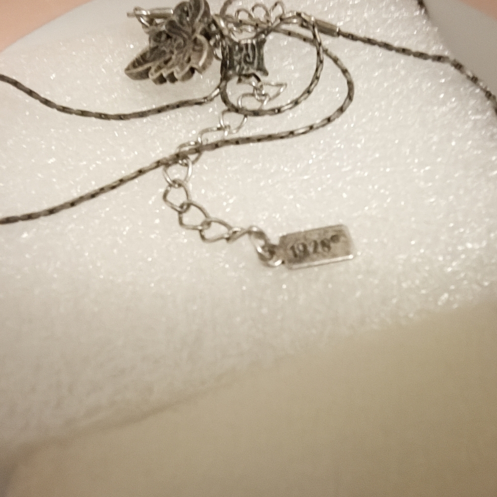 *SUMMER SALE* Vintage 1928 Dainty Drop Leaf Necklace - Picture 5 of 6
